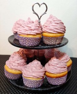 Beerencupcakes mit Schlagobers hauptsacheesschmeckt