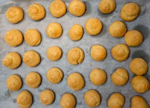 fertig gebackene Profiteroles