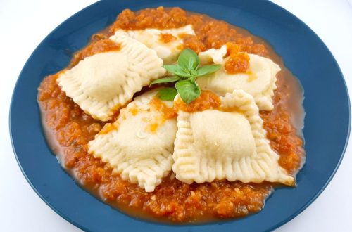 Ravioli mit Tomatensauce