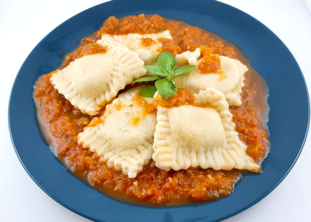 Ravioli mit Tomatensauce