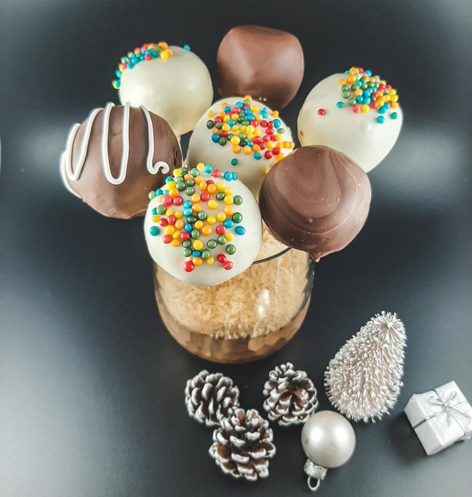 Cake Pops aus Keksteig mit Schokoglasur im Glas