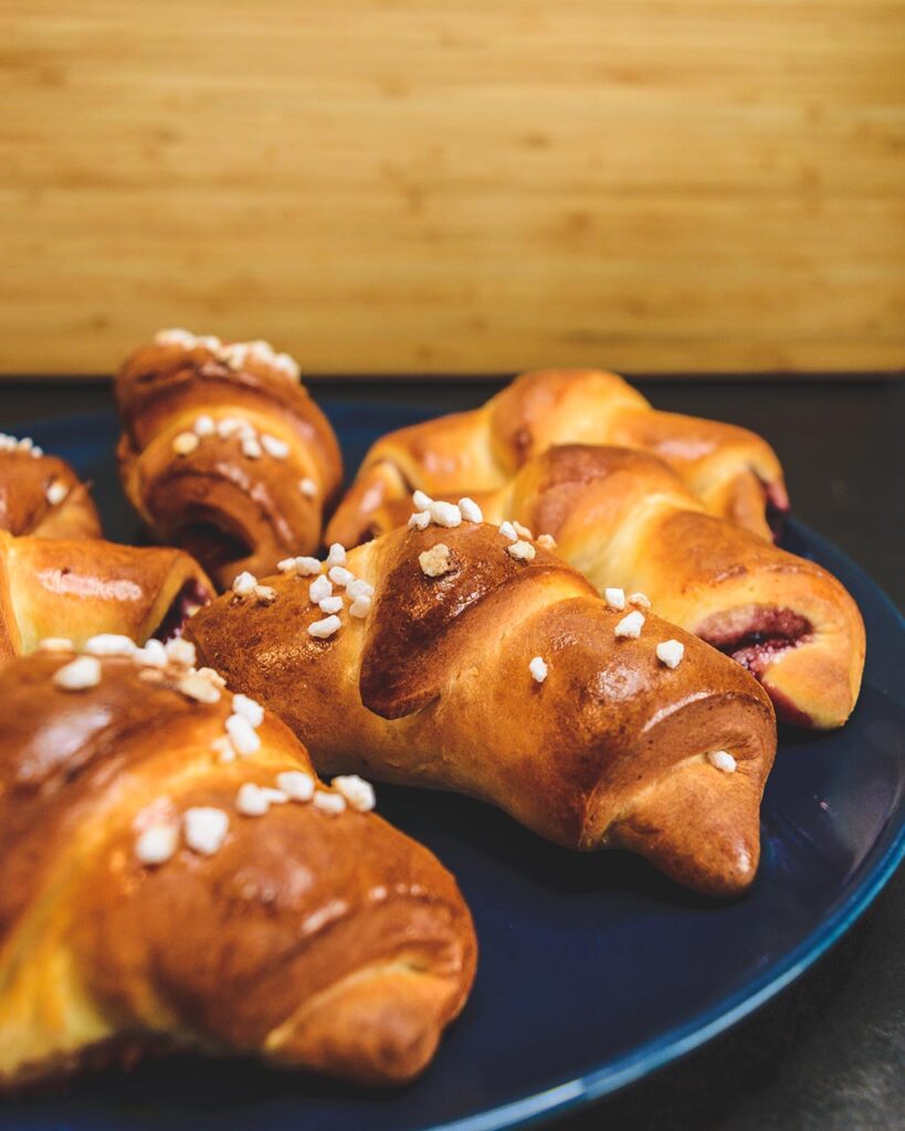 Nahaufnahme von Kipferl aus Topfenteig hauptsacheesschmeckt