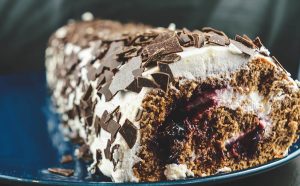 Schwarzwälder Kirsch Roulade einfaches Rezept mit Marmelade