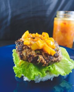 Karibischer Reisburger mit Chutney
