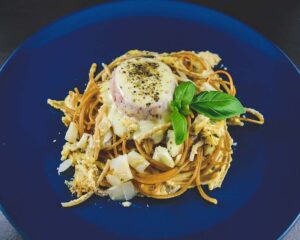 Spaghetti Nest mit Tomate und Mozzarella