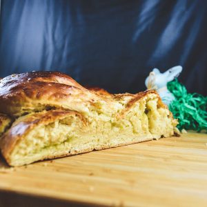 Anschnitt eines Marzipan Striezels von hauptsacheesschmeckt