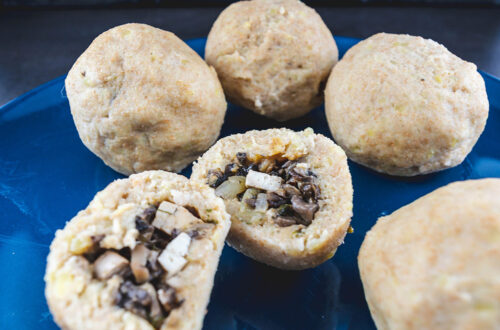 Vegetarische Wurstknödel mit Champignons und Räuchertofu