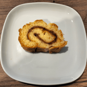 Anschnitt einer Apfel Zimt Roulade