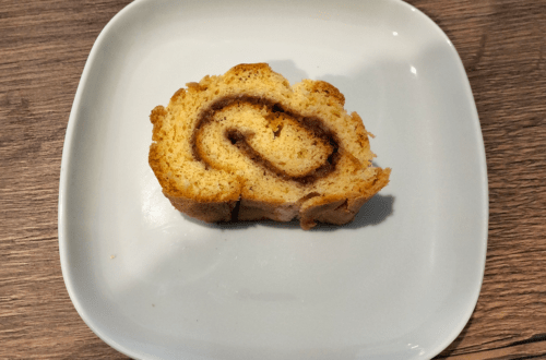 Anschnitt einer Apfel Zimt Roulade