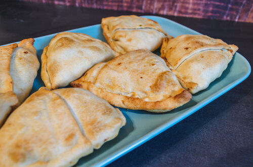 Samosas aus der Heißluftfritteuse auf einem Teller angerichtet