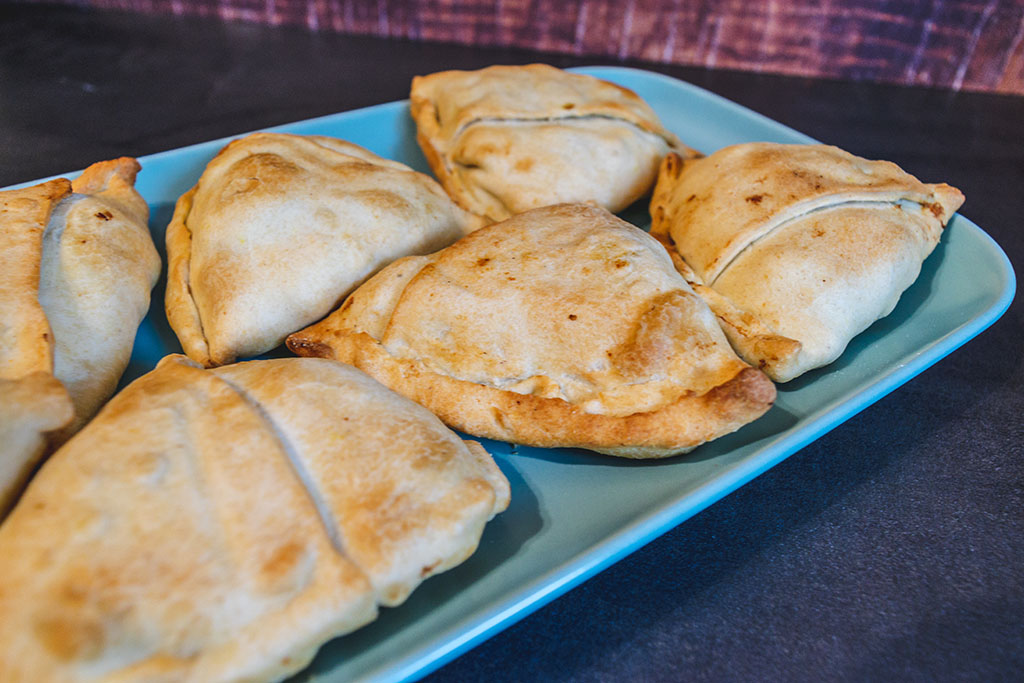 Samosas aus der Heißluftfritteuse auf einem Teller angerichtet