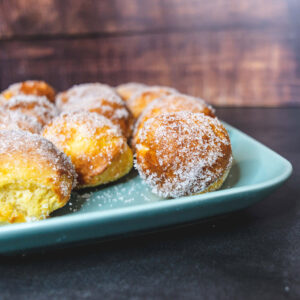 Auf einem Teller angerichtete Topfenbällchen/ Quarkbällchen aus der Heißluftfritteuse