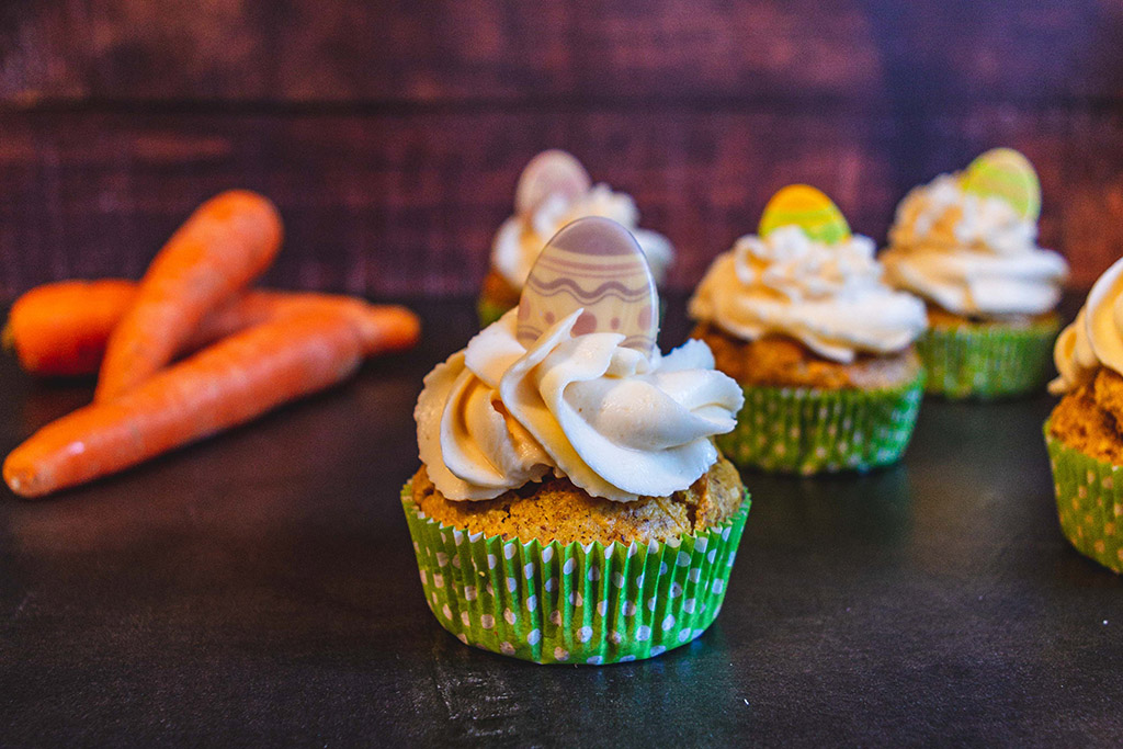 Rüeblitorte in klein: Karottenkuchen Cupcakes mit Frischkäse Frosting