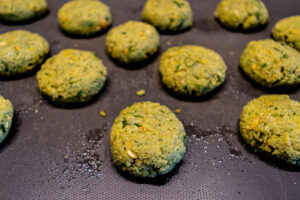 Selbstgemachte Falafel vor dem Frittieren in der Heißluftfritteuse