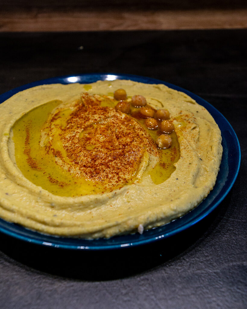 Angerichteter Hummus auf einem Teller von Hauptsachesschmeckt.