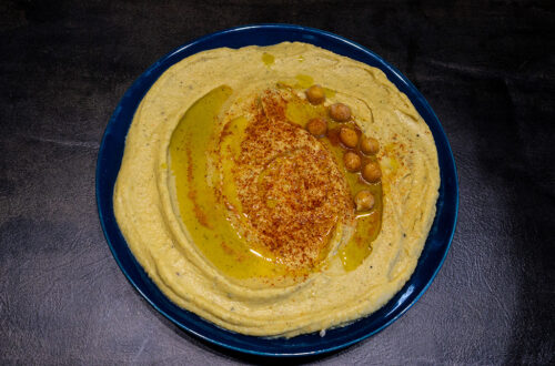 Hummus ohne Tahini auf einem Teller
