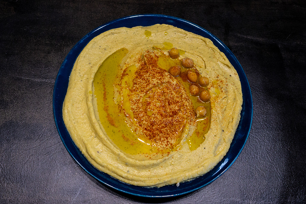 Hummus ohne Tahini auf einem Teller