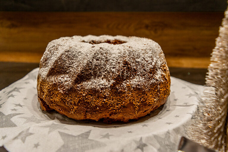 Glühwein Gugelhupf mit Puderzucker